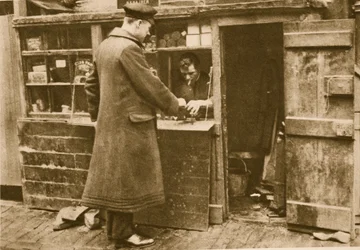 Un autista consegna un paio di stivali a un calzolaio, Mayfair